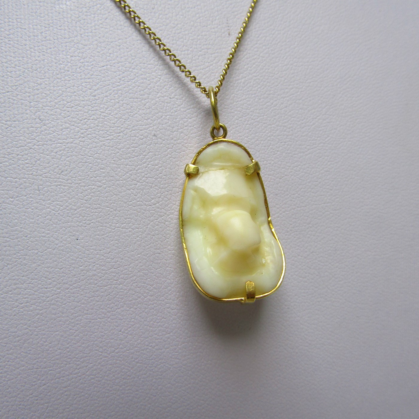 Cadena de Oro amarillo de 18k con amuleto (colgante de Otolito o Hueso de corvina). 9.83 gr. Cadena de Oro amarillo de 18k con amuleto (colgante de Otolito o Hueso de corvina). 9.83 gr.