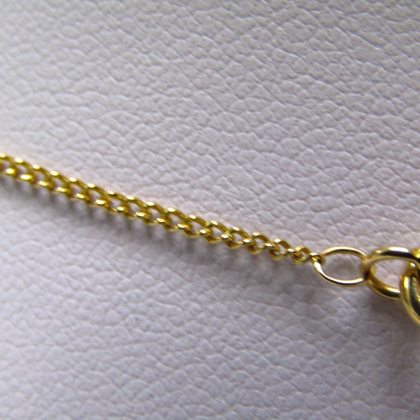 Cadena de Oro amarillo de 18k con amuleto (colgante de Otolito o Hueso de corvina). 9.83 gr. Cadena de Oro amarillo de 18k con amuleto (colgante de Otolito o Hueso de corvina). 9.83 gr.