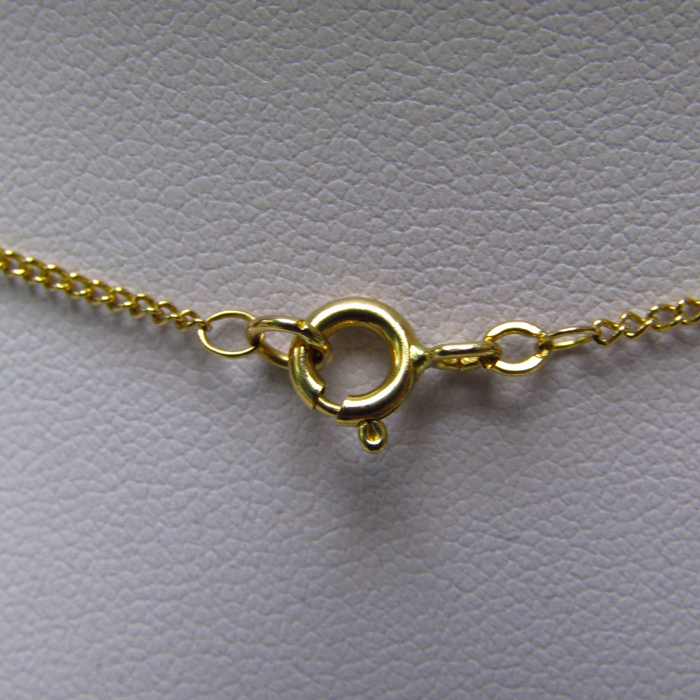 Cadena de Oro amarillo de 18k con amuleto (colgante de Otolito o Hueso de corvina). 9.83 gr. Cadena de Oro amarillo de 18k con amuleto (colgante de Otolito o Hueso de corvina). 9.83 gr.