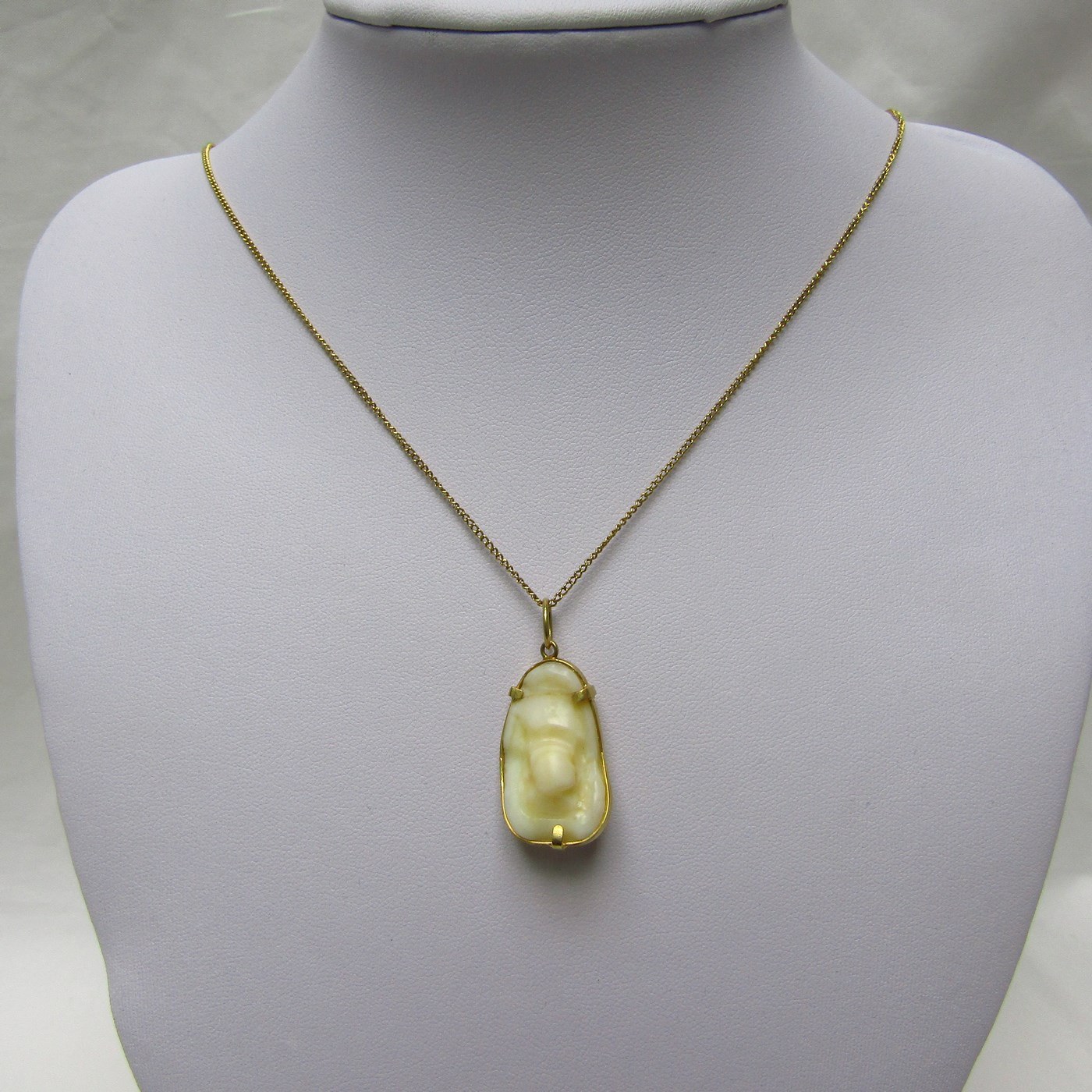 Cadena de Oro amarillo de 18k con amuleto (colgante de Otolito o Hueso de corvina). 9.83 gr. Cadena de Oro amarillo de 18k con amuleto (colgante de Otolito o Hueso de corvina). 9.83 gr.