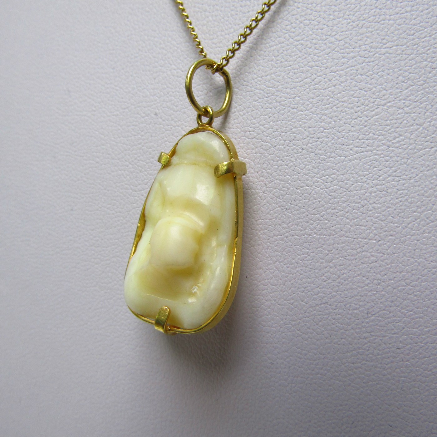 Cadena de Oro amarillo de 18k con amuleto (colgante de Otolito o Hueso de corvina). 9.83 gr. Cadena de Oro amarillo de 18k con amuleto (colgante de Otolito o Hueso de corvina). 9.83 gr.