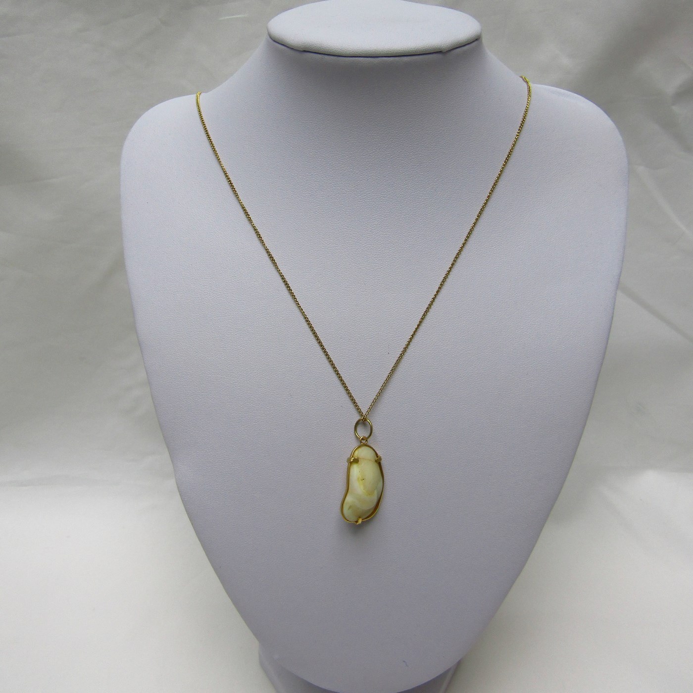 Cadena de Oro amarillo de 18k con amuleto (colgante de Otolito o Hueso de corvina). 9.83 gr. Cadena de Oro amarillo de 18k con amuleto (colgante de Otolito o Hueso de corvina). 9.83 gr.
