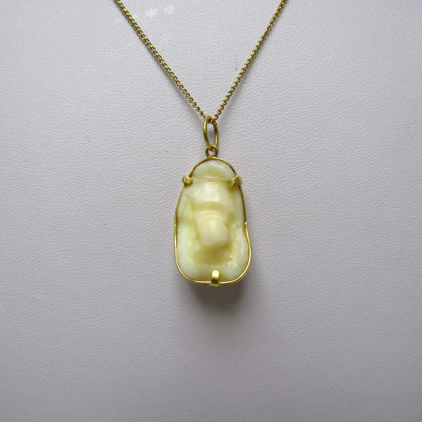 Cadena de Oro amarillo de 18k con amuleto (colgante de Otolito o Hueso de corvina). 9.83 gr. Cadena de Oro amarillo de 18k con amuleto (colgante de Otolito o Hueso de corvina). 9.83 gr.
