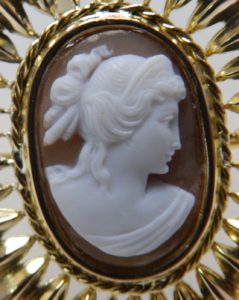 Camafeo para Broche o Colgante, en Oro de 18k, tallado en Concha.
