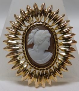 Camafeo para Broche o Colgante, en Oro de 18k, tallado en Concha.