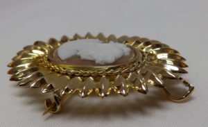 Camafeo para Broche o Colgante, en Oro de 18k, tallado en Concha.