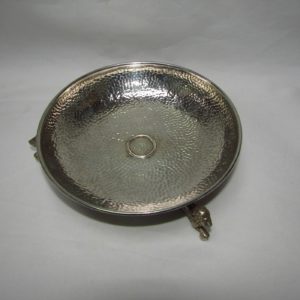 Centro de mesa con moneda de 1882 en plata. DIONISIO GARCIA - J.PÉREZ FERNÁNDEZ. España, siglo XX. 390 gr.
