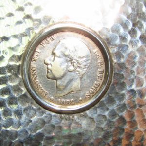 Centro de mesa con moneda de 1882 en plata. DIONISIO GARCIA - J.PÉREZ FERNÁNDEZ. España, siglo XX. 390 gr.
