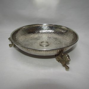 Centro de mesa con moneda de 1882 en plata. DIONISIO GARCIA - J.PÉREZ FERNÁNDEZ. España, siglo XX. 390 gr.