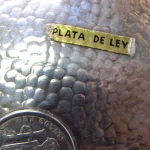 Centro de mesa con moneda de 1882 en plata. DIONISIO GARCIA - J.PÉREZ FERNÁNDEZ. España, siglo XX. 390 gr.