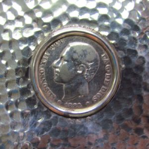 Centro de mesa con moneda de 1882 en plata. DIONISIO GARCIA - J.PÉREZ FERNÁNDEZ. España, siglo XX. 390 gr.