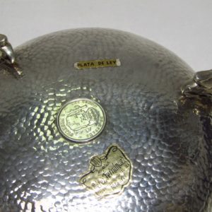 Centro de mesa con moneda de 1882 en plata. DIONISIO GARCIA - J.PÉREZ FERNÁNDEZ. España, siglo XX. 390 gr.