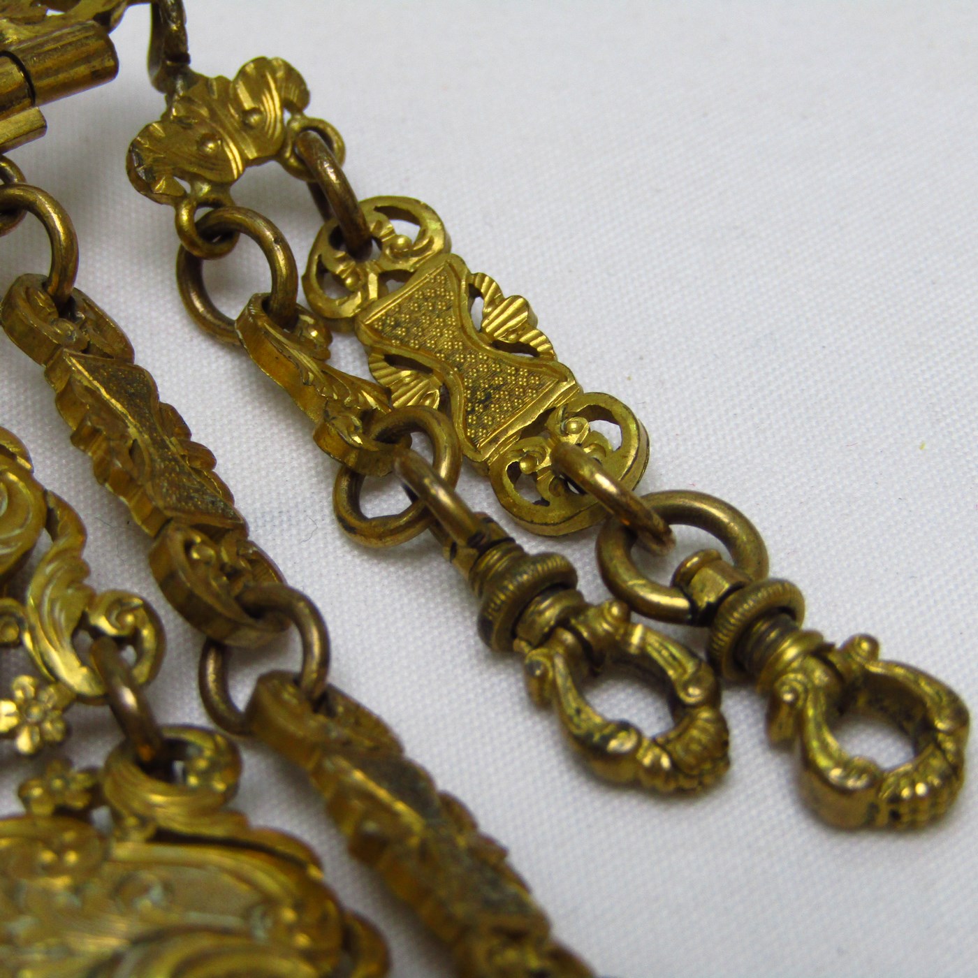 Chatelaine Antiguo en metal dorado. Siglo XIX Chatelaine Antiguo en metal dorado. Siglo XIX