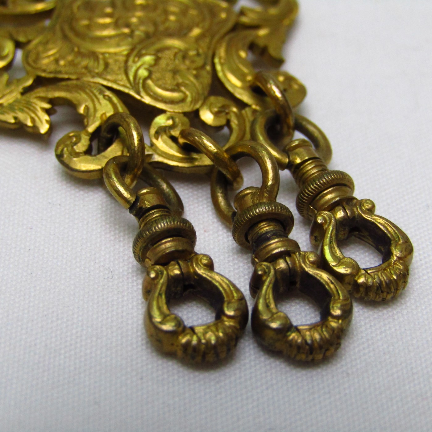 Chatelaine Antiguo en metal dorado. Siglo XIX Chatelaine Antiguo en metal dorado. Siglo XIX
