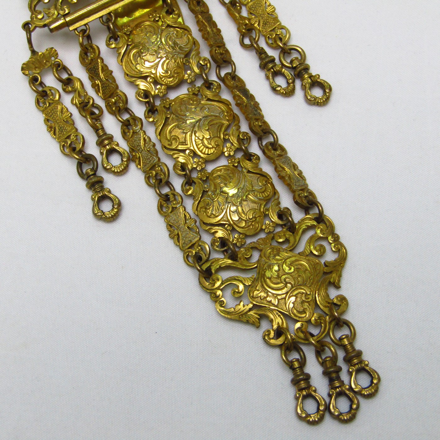 Chatelaine Antiguo en metal dorado. Siglo XIX Chatelaine Antiguo en metal dorado. Siglo XIX