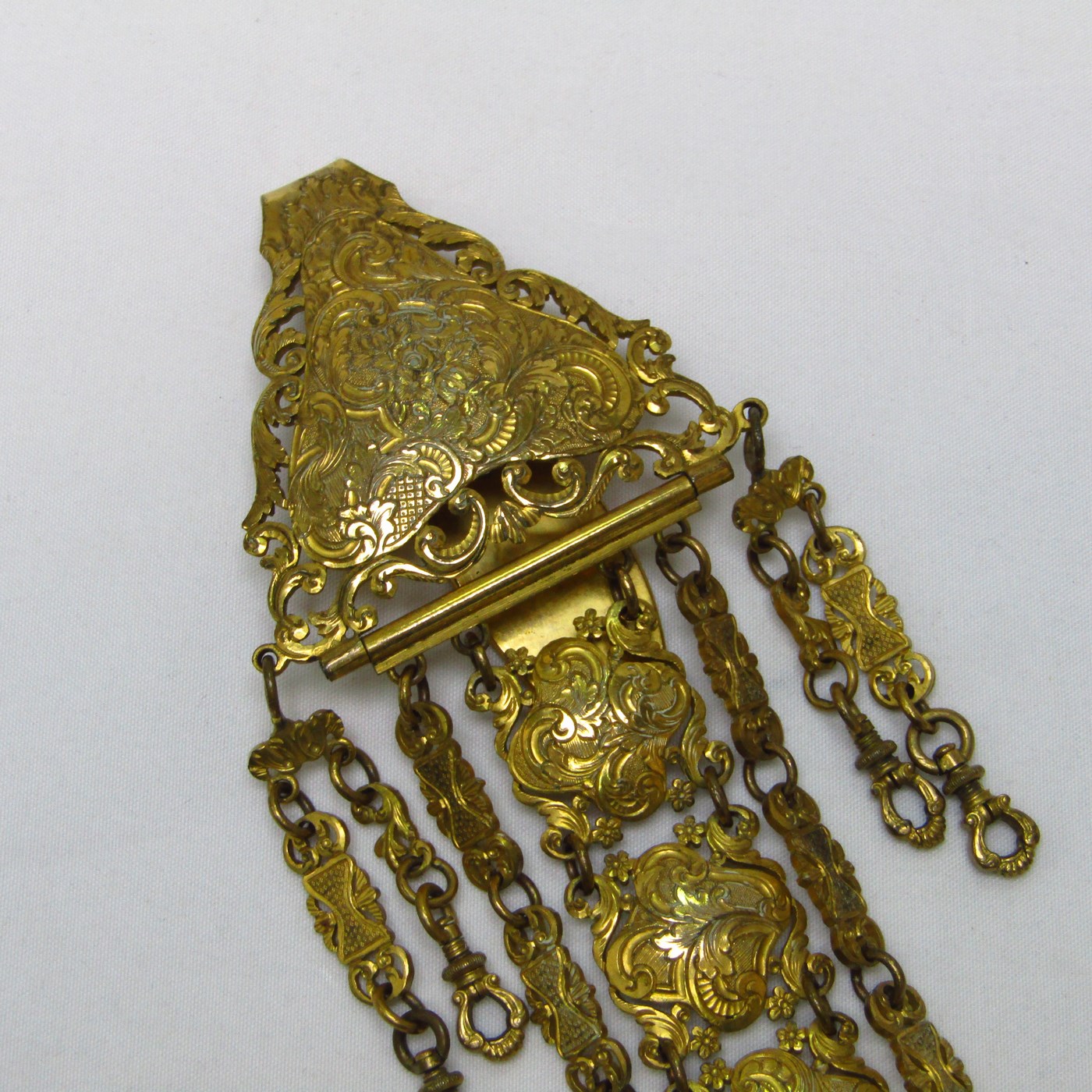 Chatelaine Antiguo en metal dorado. Siglo XIX Chatelaine Antiguo en metal dorado. Siglo XIX