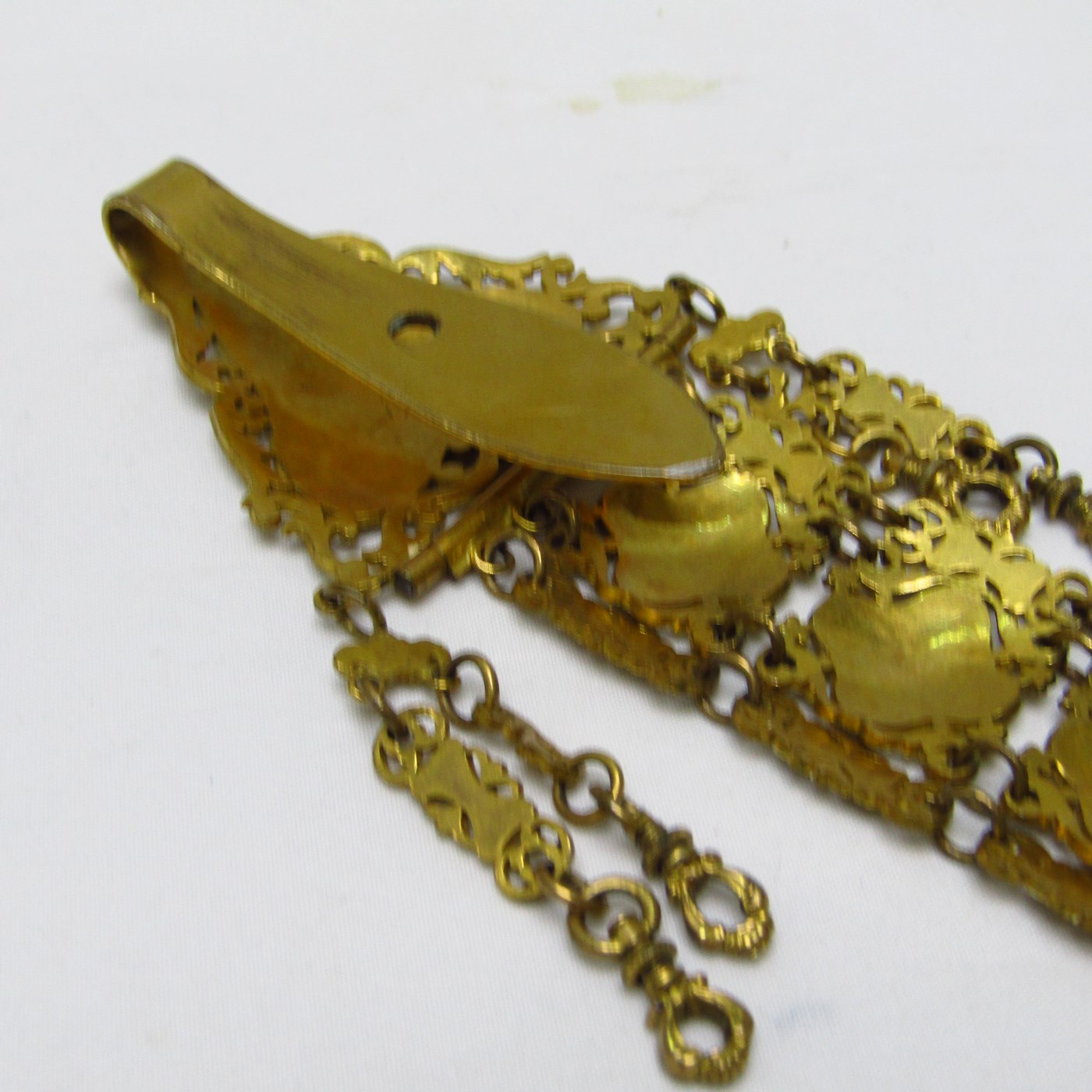 Chatelaine Antiguo en metal dorado. Siglo XIX Chatelaine Antiguo en metal dorado. Siglo XIX