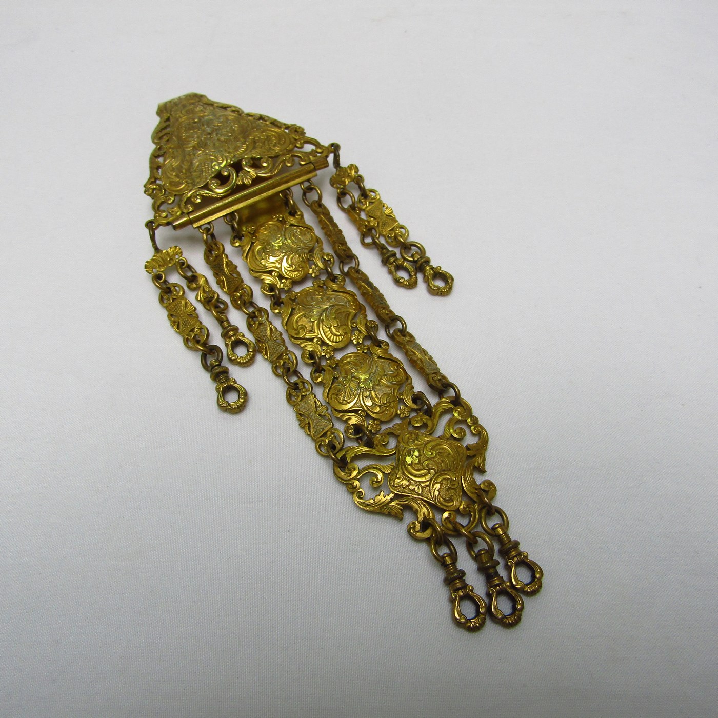 Chatelaine Antiguo en metal dorado. Siglo XIX Chatelaine Antiguo en metal dorado. Siglo XIX