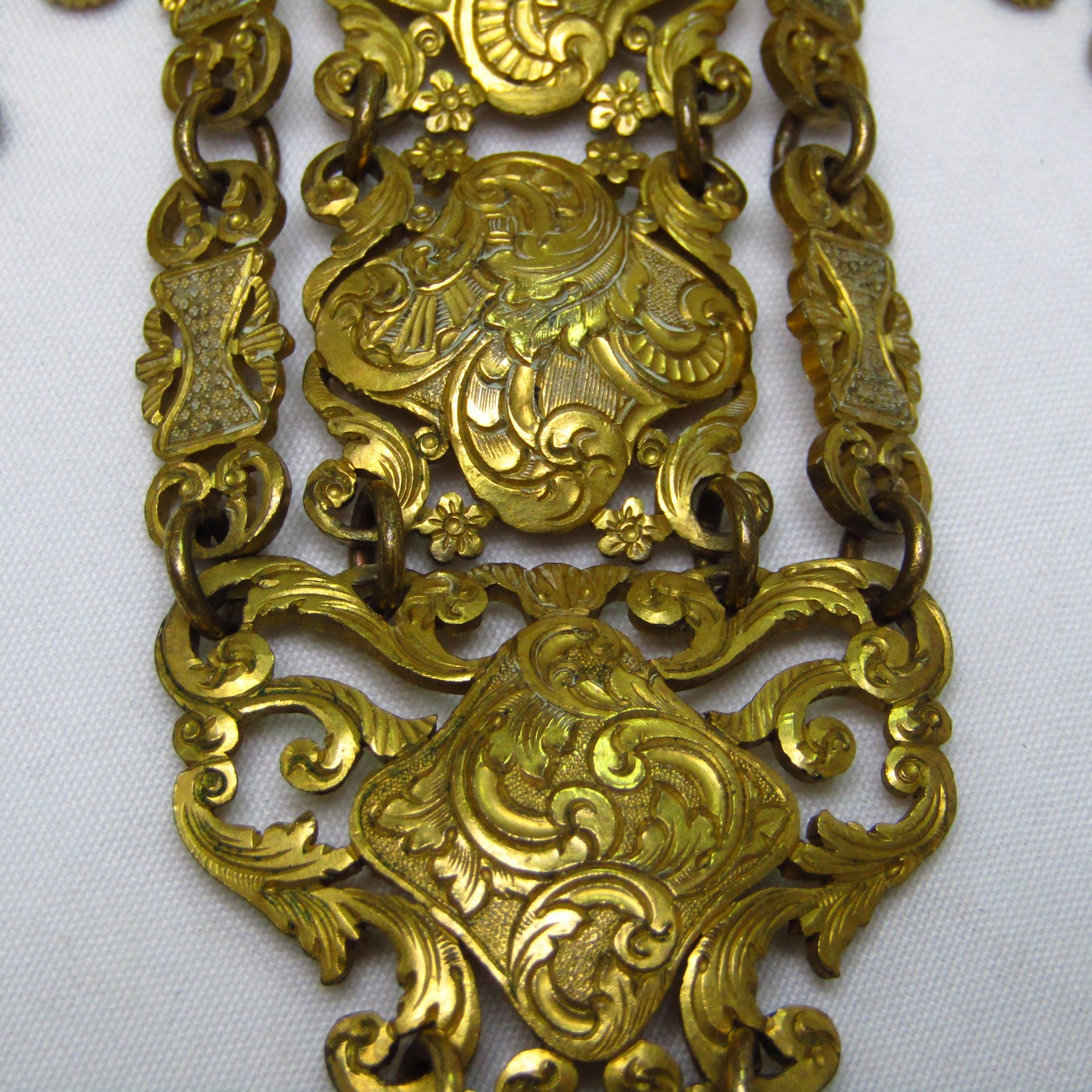 Chatelaine Antiguo en metal dorado. Siglo XIX Chatelaine Antiguo en metal dorado. Siglo XIX