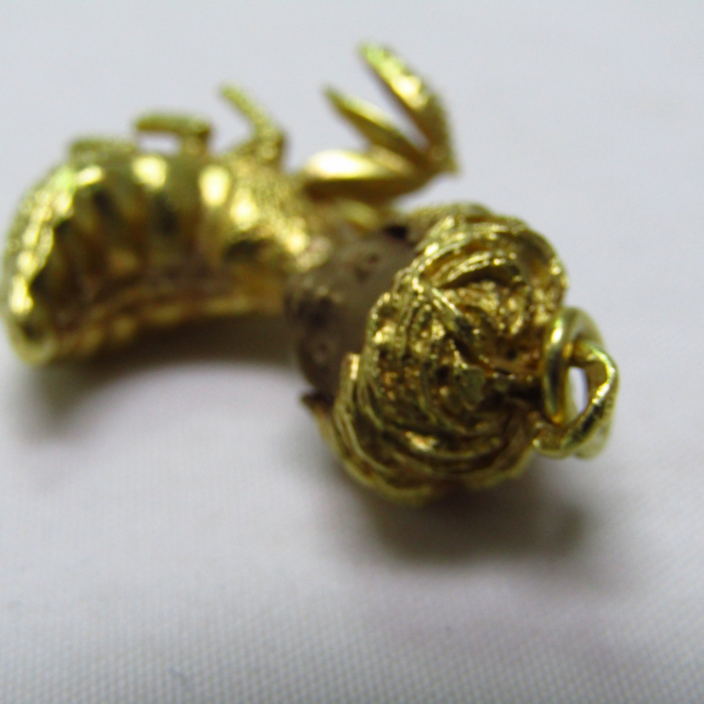 Colgante en Oro Bicolor de 18k. Representa signo del Zodiaco, Cáncer. Colgante en Oro Bicolor de 18k. Representa signo del Zodiaco, Cáncer.