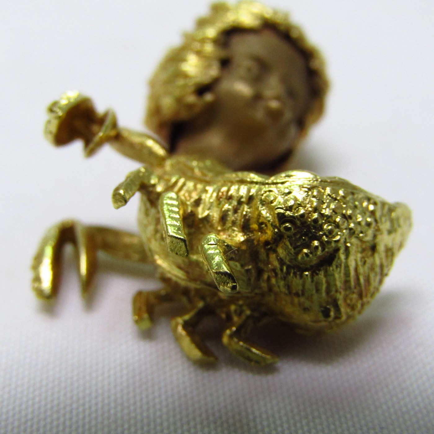Colgante en Oro Bicolor de 18k. Representa signo del Zodiaco, Cáncer. Colgante en Oro Bicolor de 18k. Representa signo del Zodiaco, Cáncer.