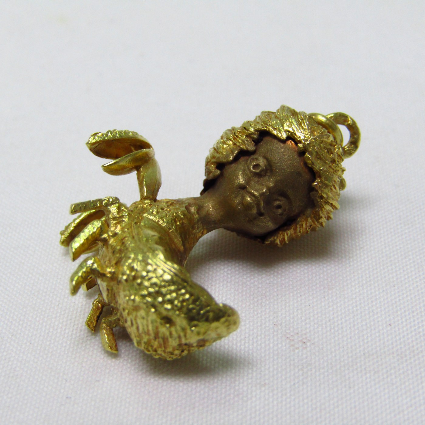 Colgante en Oro Bicolor de 18k. Representa signo del Zodiaco, Cáncer. Colgante en Oro Bicolor de 18k. Representa signo del Zodiaco, Cáncer.