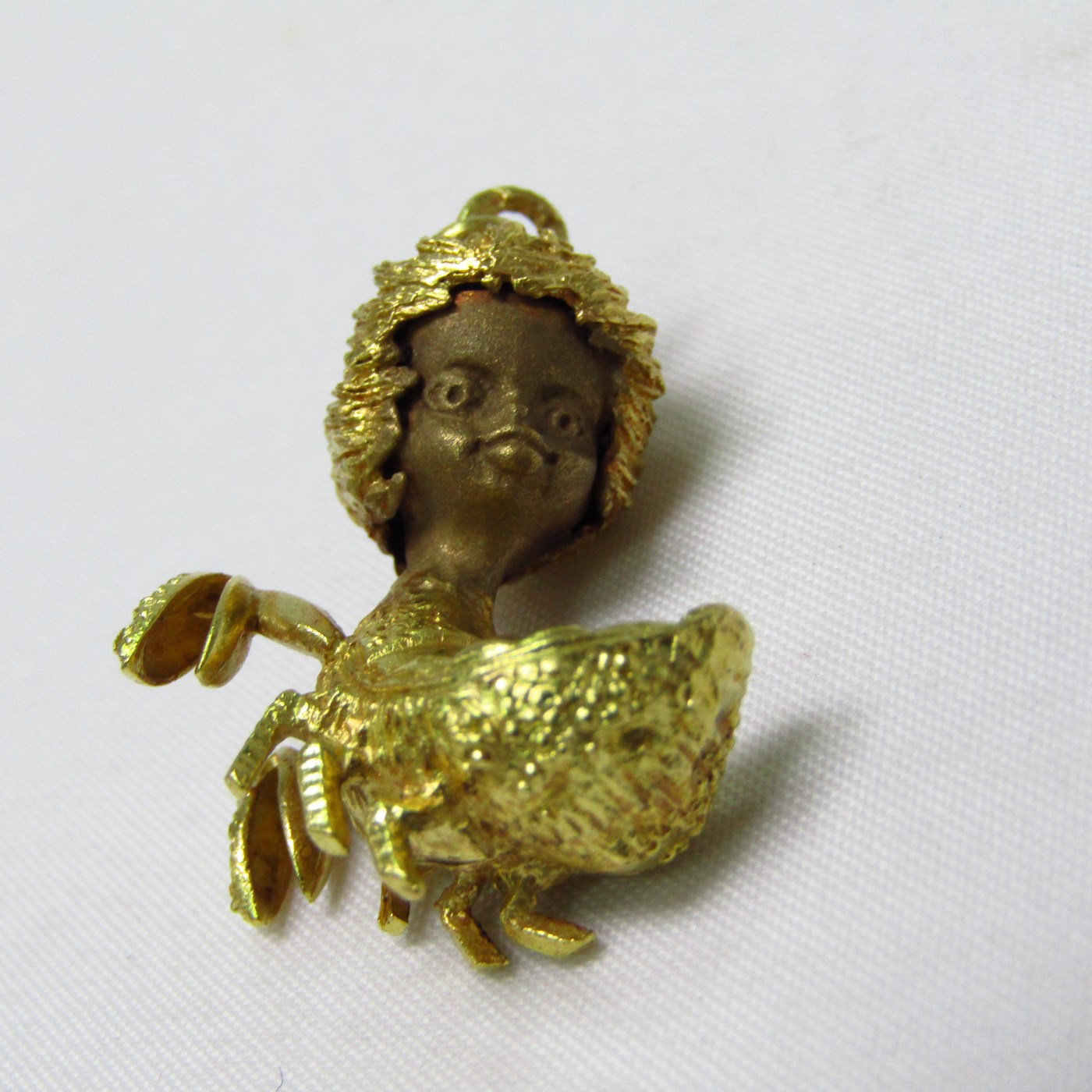 Colgante en Oro Bicolor de 18k. Representa signo del Zodiaco, Cáncer. Colgante en Oro Bicolor de 18k. Representa signo del Zodiaco, Cáncer.