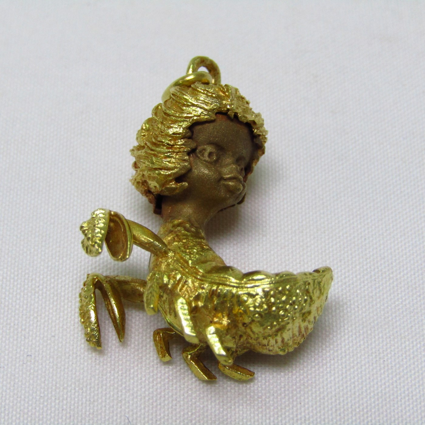 Colgante en Oro Bicolor de 18k. Representa signo del Zodiaco, Cáncer. Colgante en Oro Bicolor de 18k. Representa signo del Zodiaco, Cáncer.