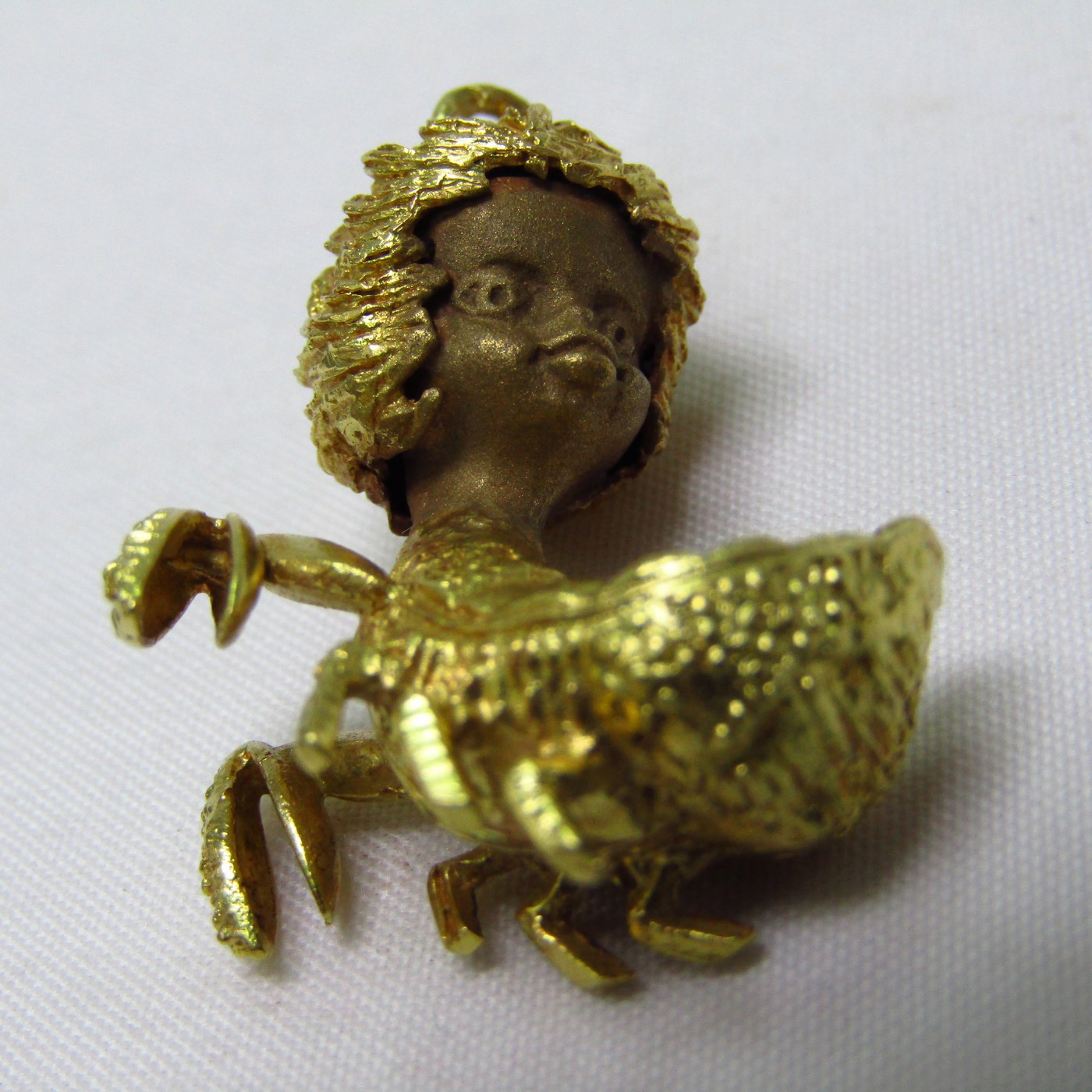 Colgante en Oro Bicolor de 18k. Representa signo del Zodiaco, Cáncer. Colgante en Oro Bicolor de 18k. Representa signo del Zodiaco, Cáncer.