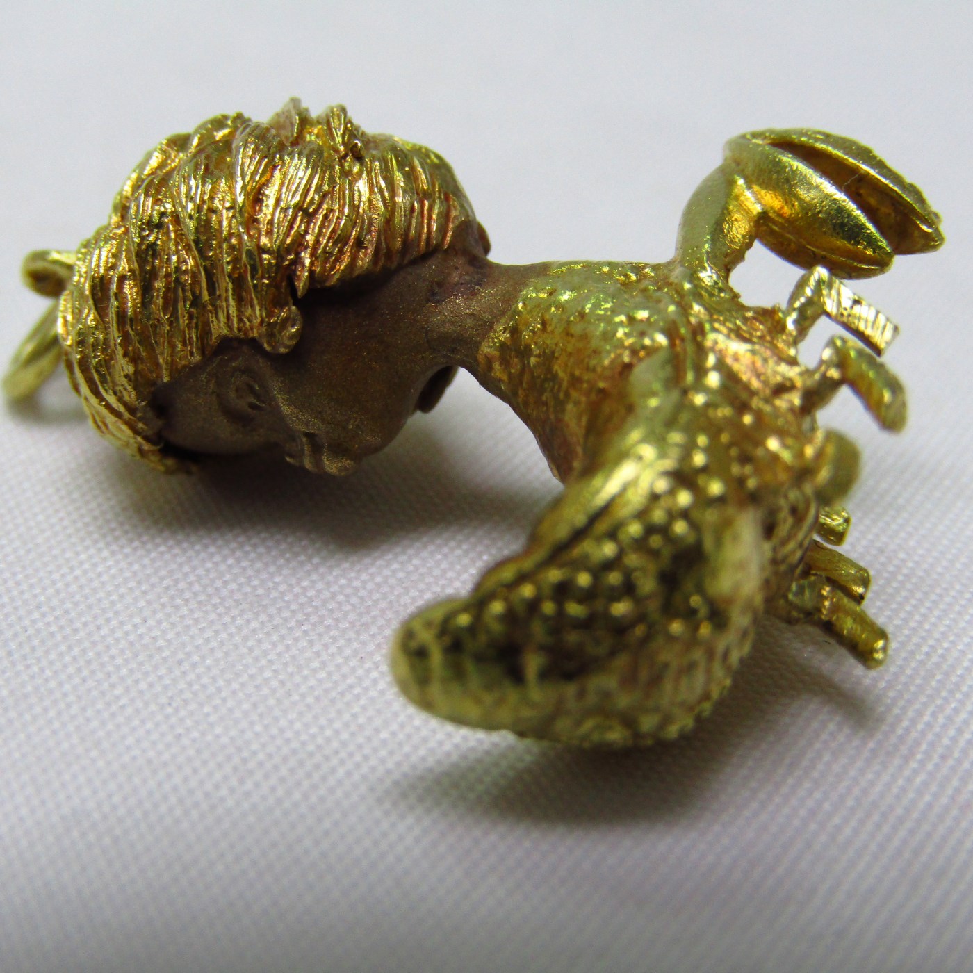 Colgante en Oro Bicolor de 18k. Representa signo del Zodiaco, Cáncer. Colgante en Oro Bicolor de 18k. Representa signo del Zodiaco, Cáncer.
