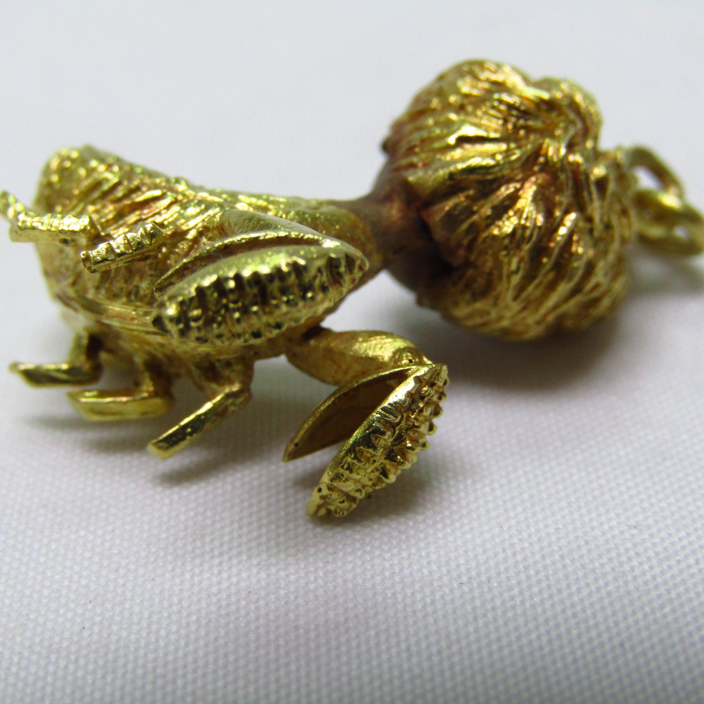Colgante en Oro Bicolor de 18k. Representa signo del Zodiaco, Cáncer. Colgante en Oro Bicolor de 18k. Representa signo del Zodiaco, Cáncer.