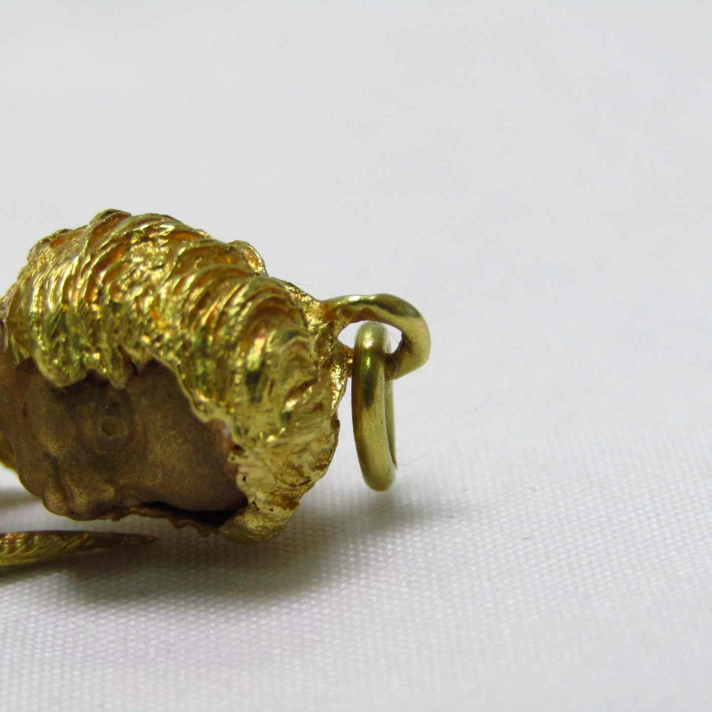 Colgante en Oro Bicolor de 18k. Representa signo del Zodiaco, Virgo. Colgante en Oro Bicolor de 18k. Representa signo del Zodiaco, Virgo.