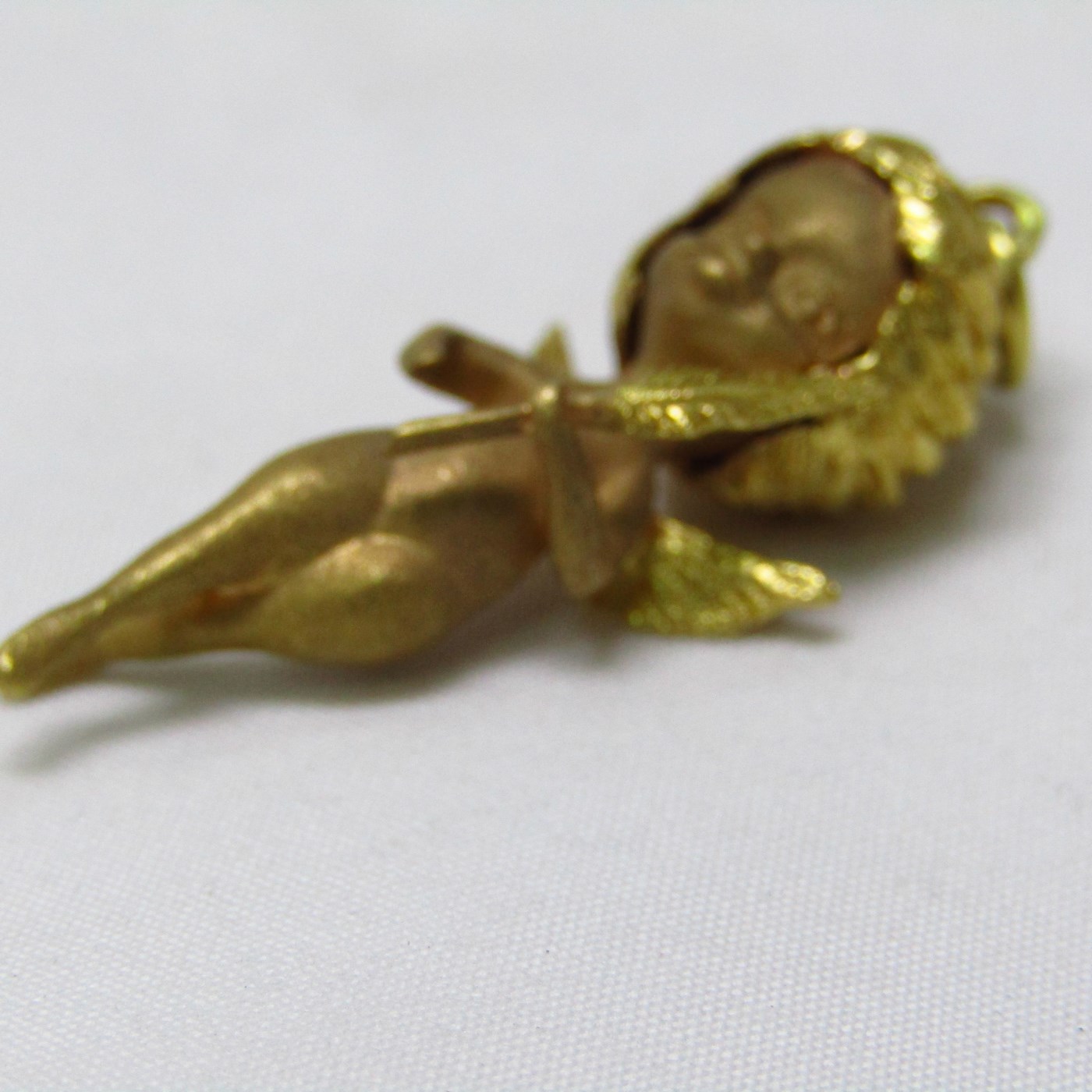 Colgante en Oro Bicolor de 18k. Representa signo del Zodiaco, Virgo. Colgante en Oro Bicolor de 18k. Representa signo del Zodiaco, Virgo.