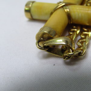 Collar Barbado en Oro de 18k con Cruz Latina en Oro y Marfil.