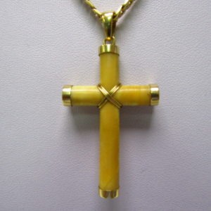 Collar Barbado en Oro de 18k con Cruz Latina en Oro y Marfil.