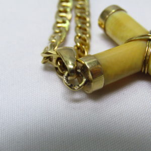 Collar Barbado en Oro de 18k con Cruz Latina en Oro y Marfil.