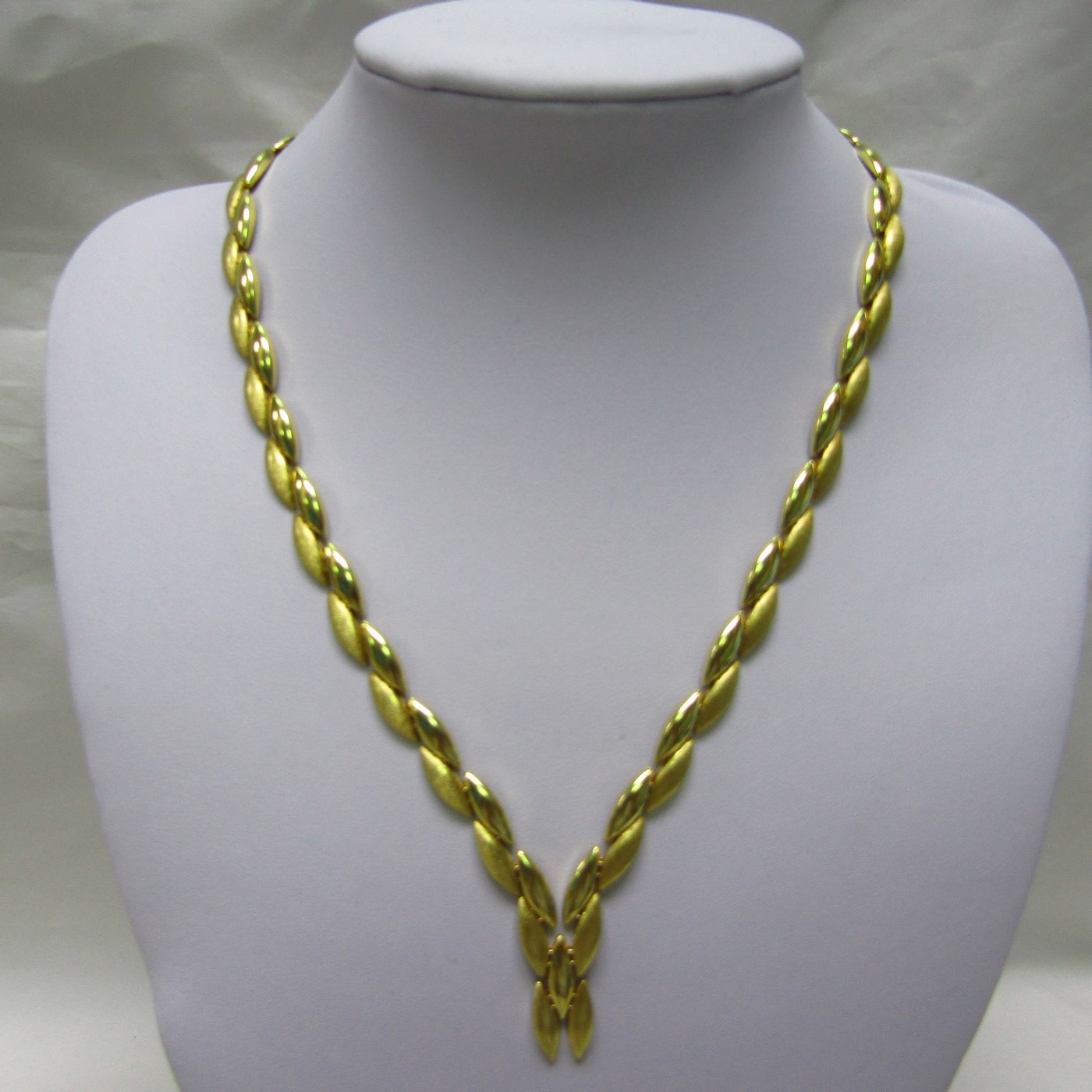 Collar de Oro Bicolor, Brillo y Matizado, con eslabones ojivales. 18 k. Collar de Oro Bicolor, Brillo y Matizado, con eslabones ojivales. 18 k.