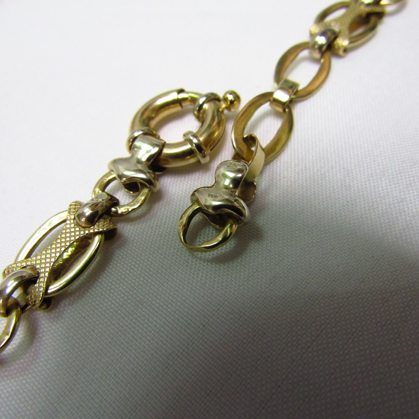 Collar de Oro Bicolor de 18k. Eslabones en Oro Brillo y Matizado, de diseño. Collar de Oro Bicolor de 18k. Eslabones en Oro Brillo y Matizado, de diseño.