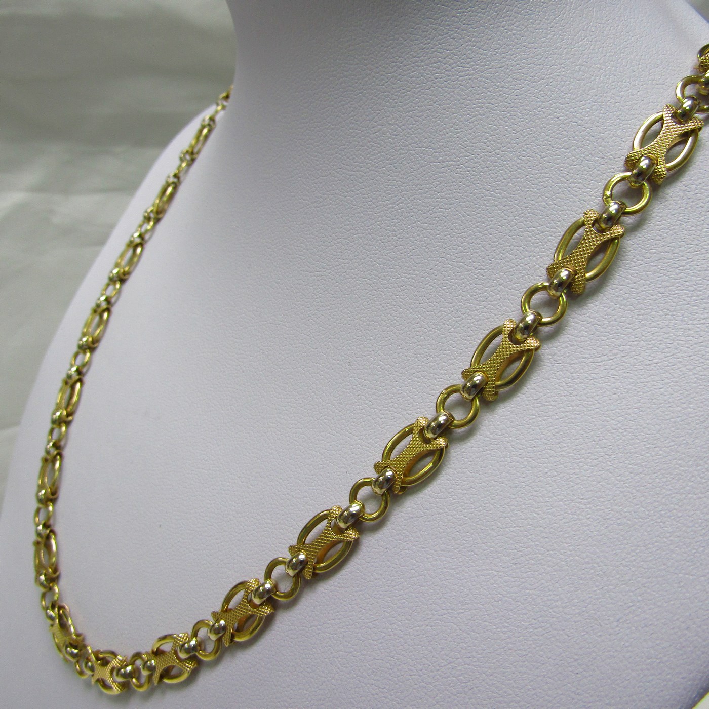 Collar de Oro Bicolor de 18k. Eslabones en Oro Brillo y Matizado, de diseño. Collar de Oro Bicolor de 18k. Eslabones en Oro Brillo y Matizado, de diseño.