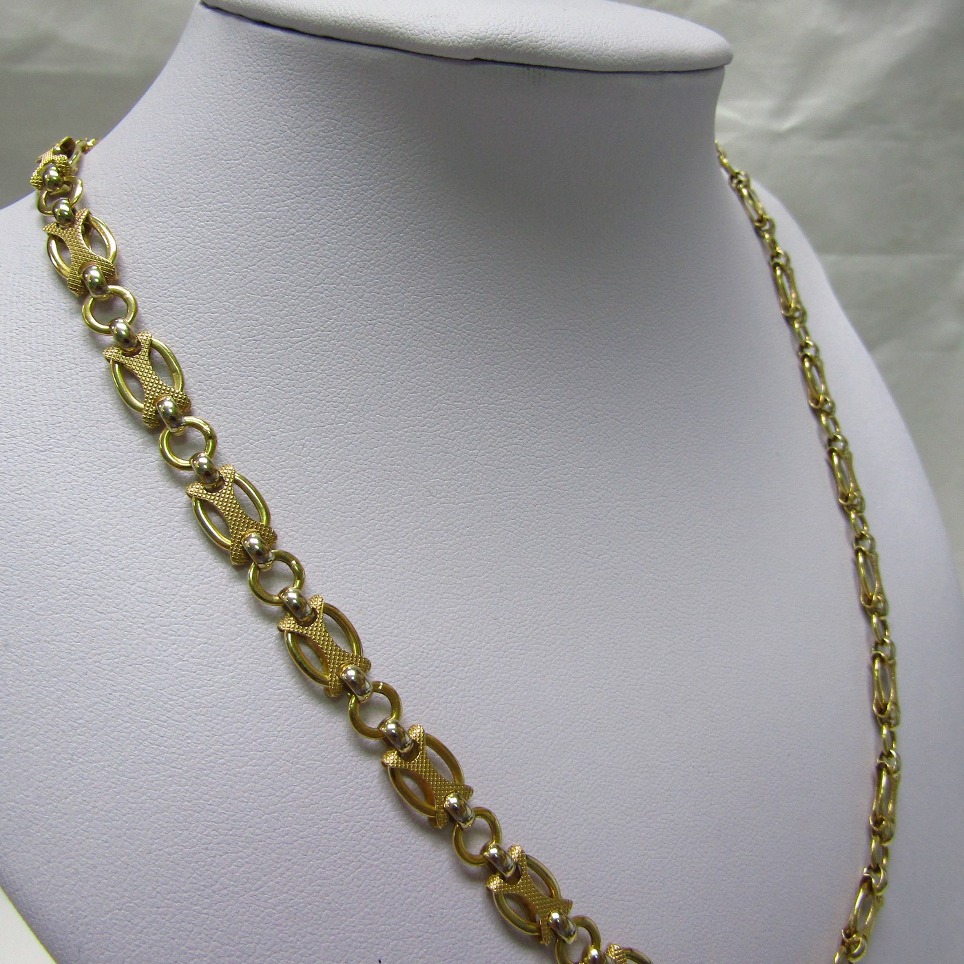 Collar de Oro Bicolor de 18k. Eslabones en Oro Brillo y Matizado, de diseño. Collar de Oro Bicolor de 18k. Eslabones en Oro Brillo y Matizado, de diseño.