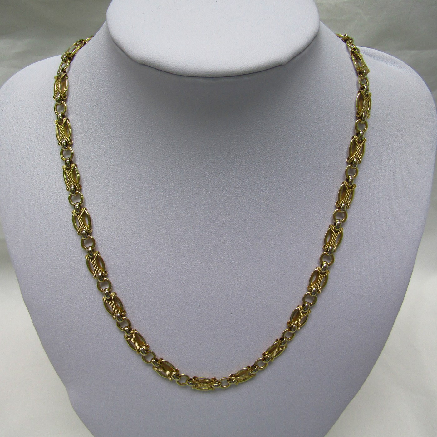 Collar de Oro Bicolor de 18k. Eslabones en Oro Brillo y Matizado, de diseño. Collar de Oro Bicolor de 18k. Eslabones en Oro Brillo y Matizado, de diseño.