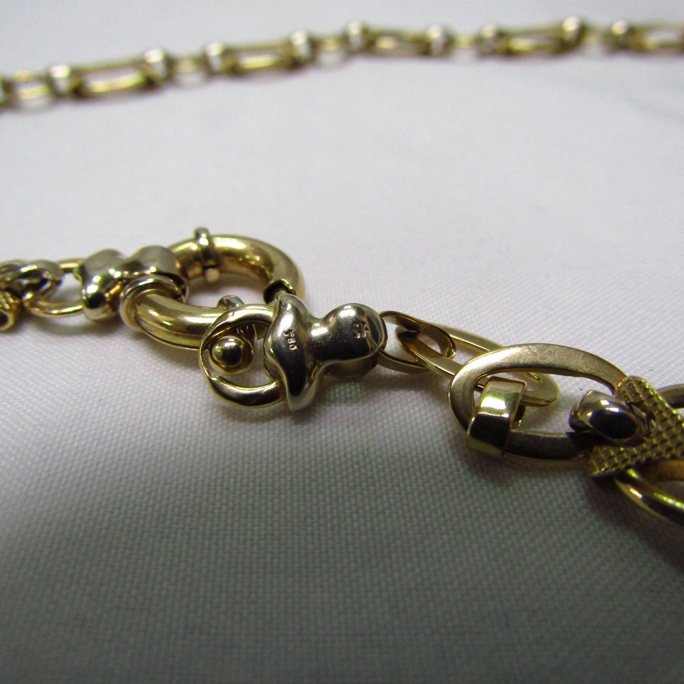Collar de Oro Bicolor de 18k. Eslabones en Oro Brillo y Matizado, de diseño. Collar de Oro Bicolor de 18k. Eslabones en Oro Brillo y Matizado, de diseño.