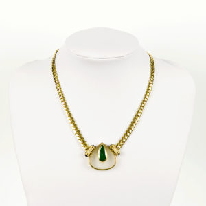 Collar en Oro de 18k y Colgante con Esmeralda de 4 ct. Talla pera, 24 Diamantes talla Brillante de 0,60 ct. y 4 Zafiros cabujón.
