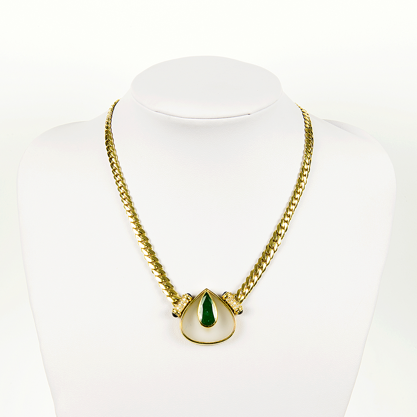 Collar en Oro de 18k y Colgante con Esmeralda de 4 ct. Talla pera, 24 Diamantes talla Brillante de 0,60 ct. y 4 Zafiros cabujón.