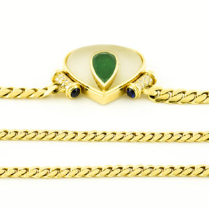 Collar en Oro de 18k y Colgante con Esmeralda de 4 ct. Talla pera, 24 Diamantes talla Brillante de 0,60 ct. y 4 Zafiros cabujón.