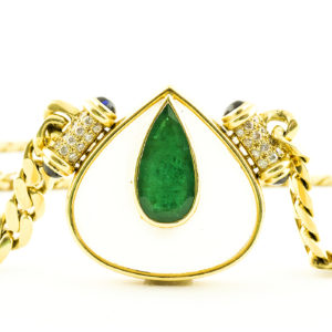 Collar en Oro de 18k y Colgante con Esmeralda de 4 ct. Talla pera, 24 Diamantes talla Brillante de 0,60 ct. y 4 Zafiros cabujón.