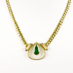 Collar en Oro de 18k y Colgante con Esmeralda de 4 ct. Talla pera, 24 Diamantes talla Brillante de 0,60 ct. y 4 Zafiros cabujón.