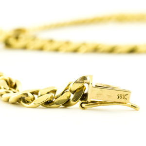 Collar en Oro de 18k y Colgante con Esmeralda de 4 ct. Talla pera, 24 Diamantes talla Brillante de 0,60 ct. y 4 Zafiros cabujón.