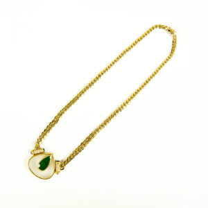 Collar en Oro de 18k y Colgante con Esmeralda de 4 ct. Talla pera, 24 Diamantes talla Brillante de 0,60 ct. y 4 Zafiros cabujón.