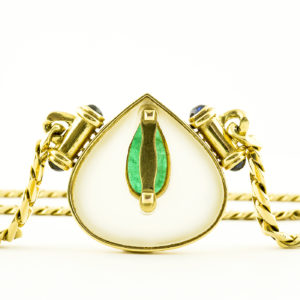 Collar en Oro de 18k y Colgante con Esmeralda de 4 ct. Talla pera, 24 Diamantes talla Brillante de 0,60 ct. y 4 Zafiros cabujón.